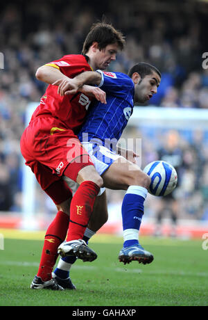 Ipswich Town`s Pablo Counago (R) hält Watford`s Leigh Bromby während des Coca-Cola Championship-Spiels in der Portman Road, Ipswich, aus. Stockfoto